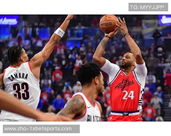 快船与爵士激战正酣赛季对决引发球迷热议与期待 快船与爵士激战正酣赛季对决引发球迷热议与期待